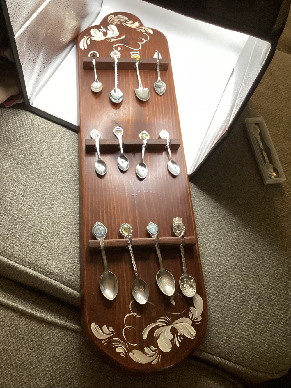 Vtg Wooden Souvenier Spoon Wall Display Rack & 18 collectible Spoons